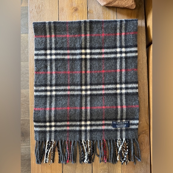 🌟SALE🌟 BURBERRY Dark Gray Cashmere Novacheck Scarf. Excellent condition. - Picture 5 of 8
